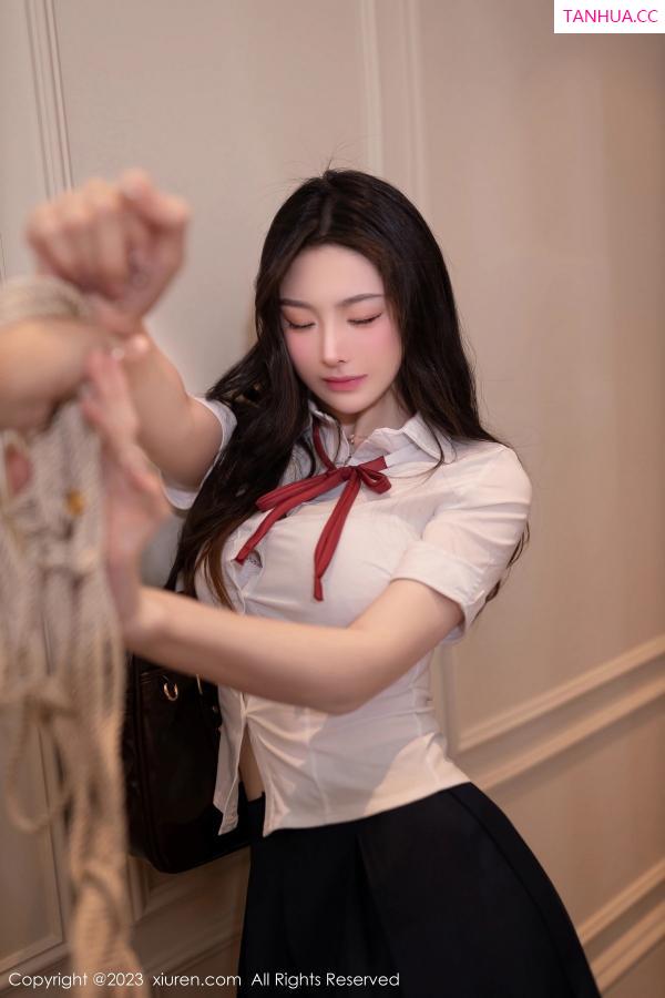 逗逗DouDou  [XiuRen]高清写真图 2023.11.16 No.7674 小逗逗 短裙黑丝第12张图片